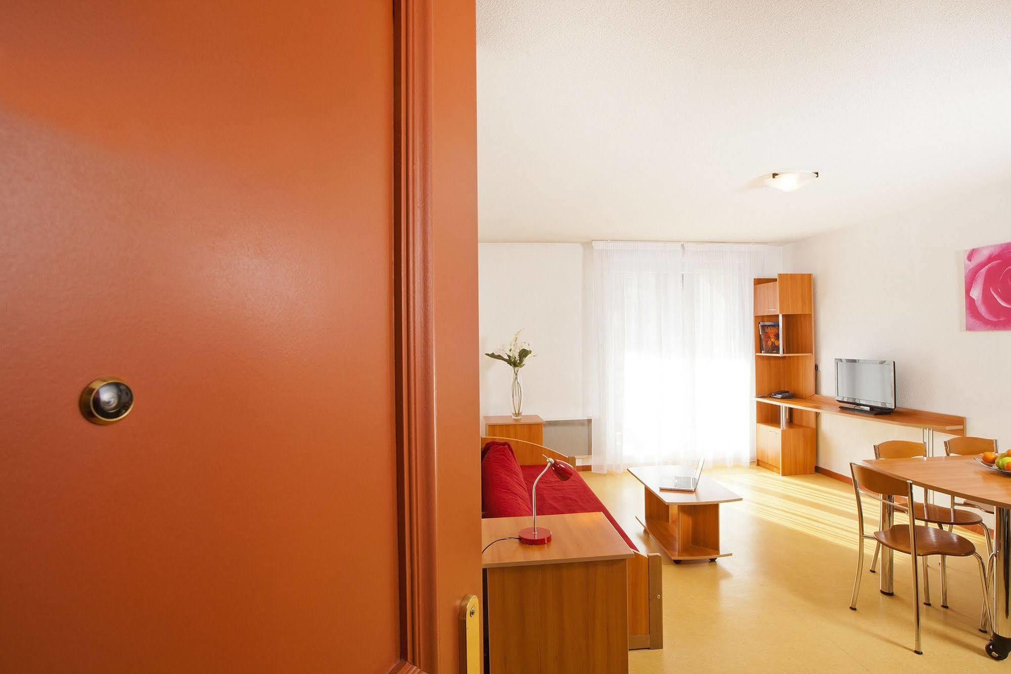 เซฌูร์ แอนด์ อัฟแฟร์ เฌเนฟ แซ็งเฌอนี Aparthotel ภายนอก รูปภาพ